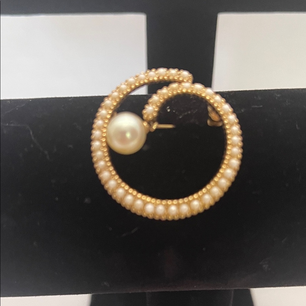 Vintage Gold tone Millipearl Broach/ circle pin
